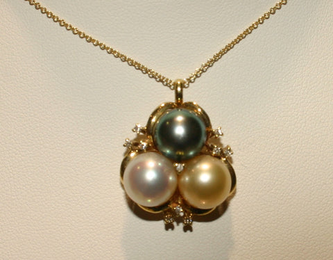 tri-colored pearl pendant necklace